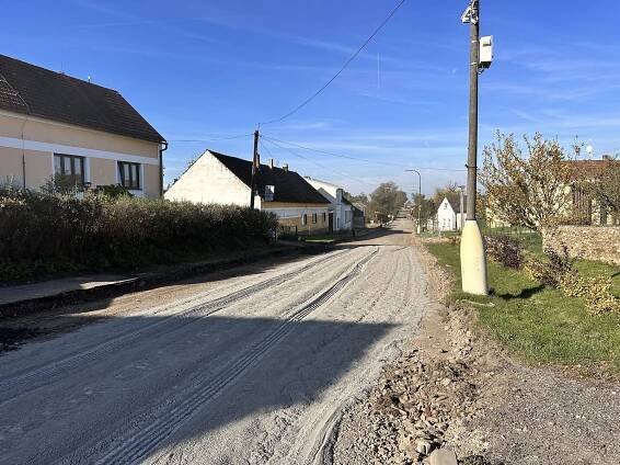 Z farmy se kvůli uzavírce silnice stala nedobytná pevnost. Úroda hnije na poli