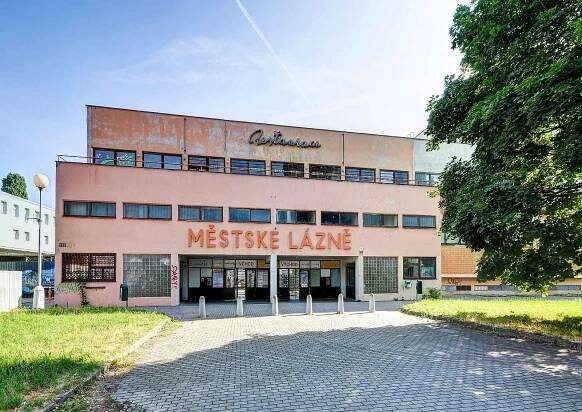 Lázně v brněnských Zábrdovicích slaví devadesát let. Budovu navrhl Bohuslav Fuchs.