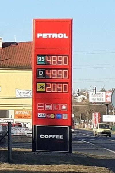 Drahý benzin a nafta zlevňují. Podívejte se, kolik si z litru bere stát