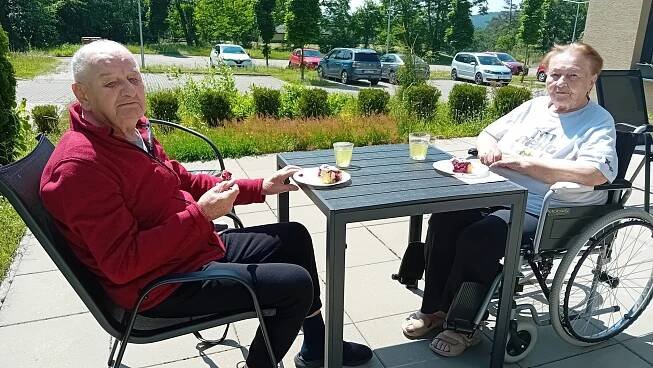 Sluníčko a úsměvy: Naše včerejší procházka klientů v ALZHEIMER HOME Nepomuk | Alzheimer Home