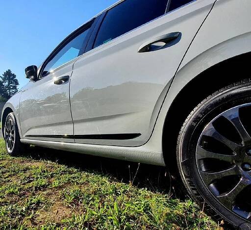 Boční dveřní lišty Škoda Scala (od roku 2019>) - BLACK GLOSSY ve stylu MONTE CARLO - auto-doplnky.com