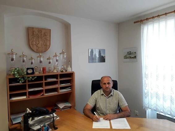 Stavební úpravy základní školy, přístavba mateřské školy či vybudování cyklostezka Nový Hrádek, Dlouhé – Taszow a jiné projekty napomáhají k lepší kvalitě života.