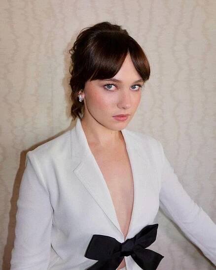 Cailee Spaeny – Lip, Chin, Outerwear, Neck, Sleeve, Dress…