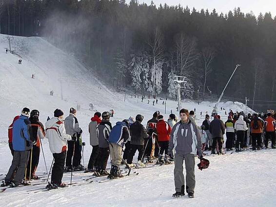 Na hlinecké sjezdovce začala lyžařská sezona. 