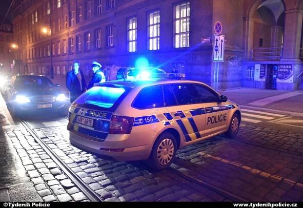 Fanoušci Lazia Řím pochodovali na Letnou, dohlíželi na ně policisté | Týdeník Policie