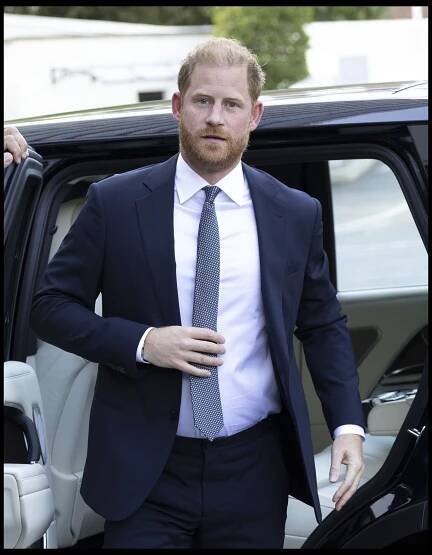 Princ Harry přijel do Londýna bez fanfár. Rodina ho zatím ignoruje. William s Kate ho těsně minuli a král odjel do Skotska