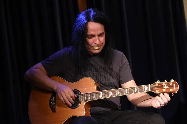 Obrazem: Koncert na terasách opět zhatilo počasí, Holeček & Marcel hráli uvnitř