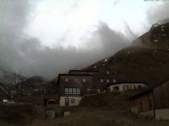 WEBkamera Lucknerhütte - pohled na chatu a Grossglockner