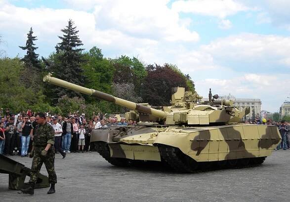 Soubor:T-84 Oplat guided onto a tank transporter.jpg