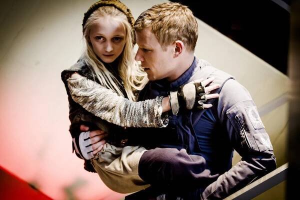 Dominion - Pilot - Z filmu - Betsy Wilke, Christopher Egan