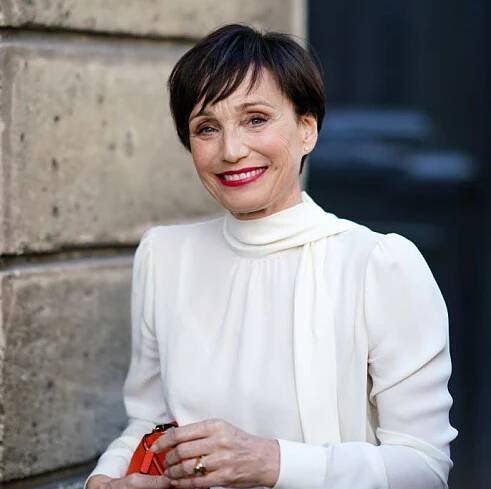 Kristin Scott Thomas shows off grey hair at The Fashion Awards 2021