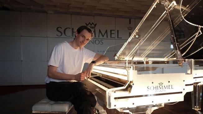 Pianist Alexander John veröffentlicht EP, ein SOng mit Robot koch