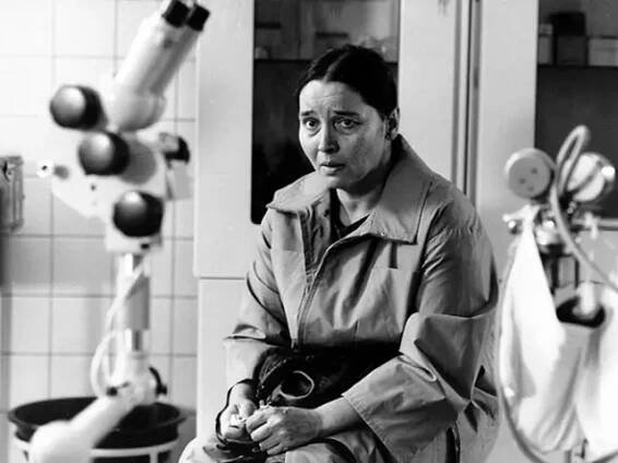 Ve filmu režisérky Věry Plívové-Šimkové Houpačka z roku 1990