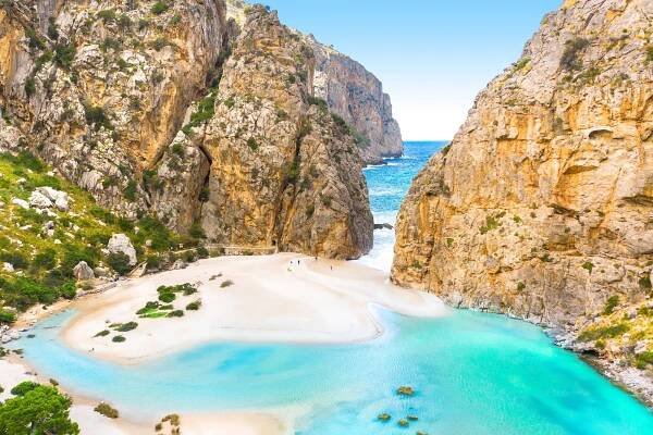 Discover Best Yacht Charter Destinations | Burgess