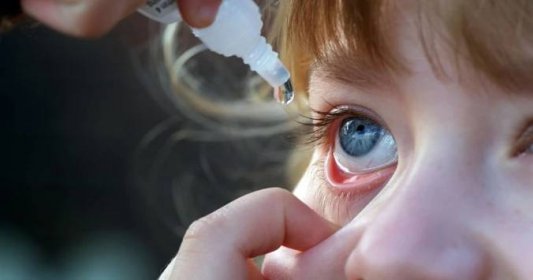 Děti připoutané k počítačům potřebují umělé slzy. Jak ulevit unaveným očím?