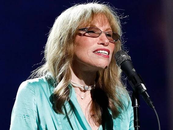 81-Year-Old Carly Simon Has Beauty Tips for Anyone "Tired of Looking Young"