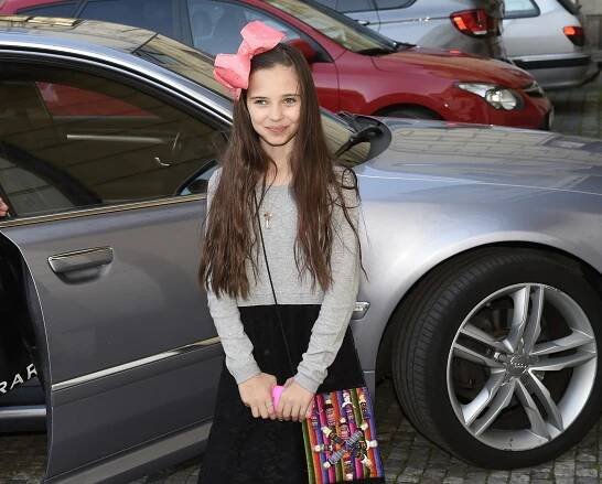 Roste z ní roztomilá dívenka: Gottův návrat k velkým koncertům viděla i jeho jedenáctiletá dcera Charlottka s babičkou