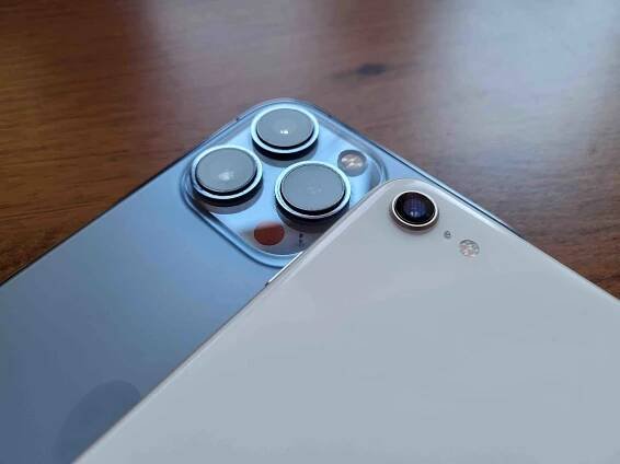 Podívejte se na srovnání fotek z iPhonu SE 3 proti 13 Pro Max