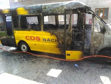 FOTO: Na Náchodsku shořel autobus, nikdo nebyl zraněn
