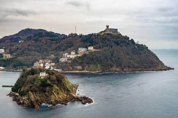 zimní krajina zátoky la concha v san sebastianu s ostrovem santa clara a monte igueldo, baskicko, španělsko - san sebastián - stock snímky, obrázky a fotky