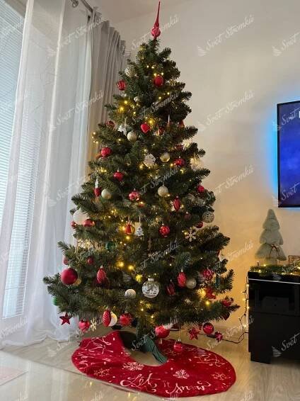 Umělý vánoční stromek Jedle Kavkazská 220cm ozdobený červenými a zlatými ozdobami