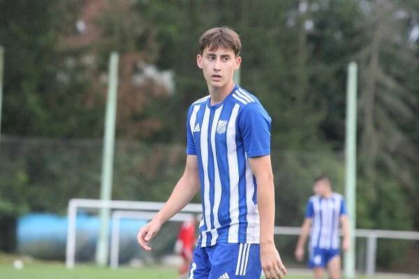 Fotbalisté Zlínska (modrobílé dresy) v úvodním zápase nové třetiligové sezony zdolali doma v derby juniorku Zlína 3:0.