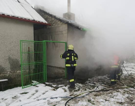 Do Ostrožské Lhoty na Uherskohradišťsku vyjely tři jednotky k požáru chaty u cyklostezky | POŽÁRY.cz - ohnisko žhavých zpráv