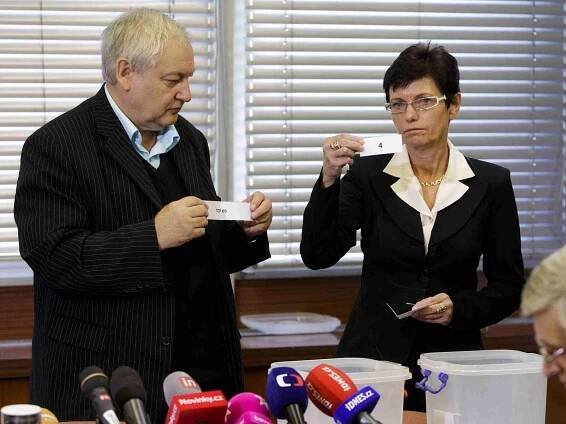 Fotogalerie: Losování čísel pro volby - Deník.cz