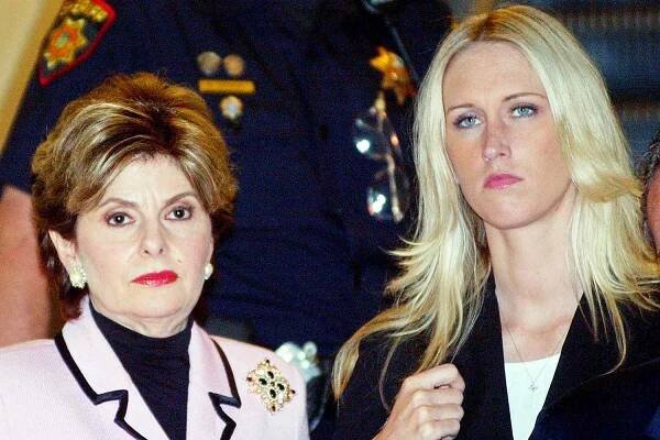 (L-R) Attorney Gloria Allred leaves the courtroom with her client Amber Frey after Frey was questioned by attorney Mark Geragos during the Scott Peterson trial August 24, 2004 in Redwood City, California. Peterson is on trial for the murder of his wife, Laci, and their unborn child, Conner