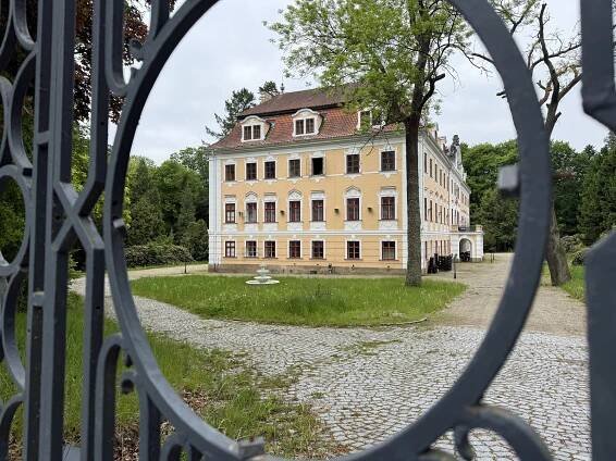 Na zámku v Chlumu budují Jurský svět. S jeho financováním mají pomoci dluhopisy