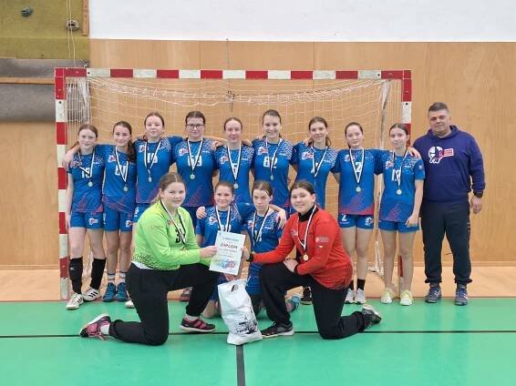 Starší žákyně odehrály povedený přípravný turnaj v Turnově - Házená Poděbrady