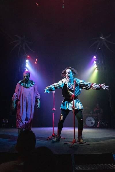 Napětí, zábava i kabaret. Ohana horor cirkus baví diváky v Komárově. Do neděle