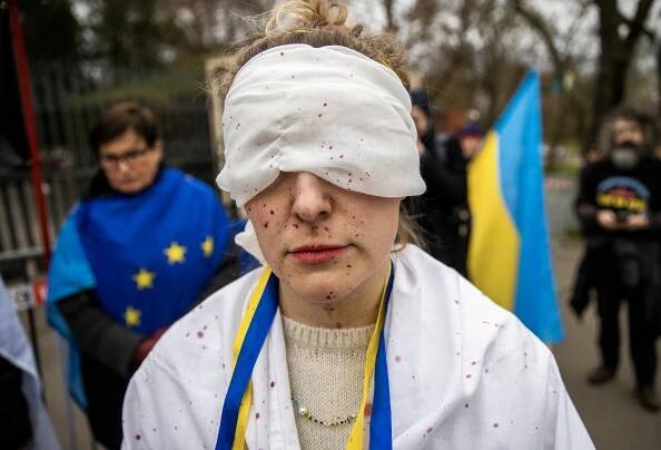Obrazem: Před ambasádou v Praze symbolicky uťali hlavu ruské orlici