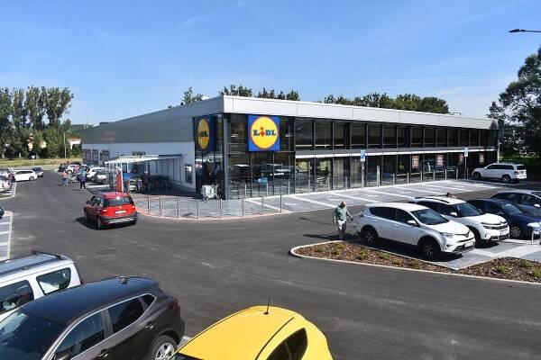 VIDEO: Samoobslužné pokladny a slevy. Třetí market Lidlu ve Zlíně je v provozu