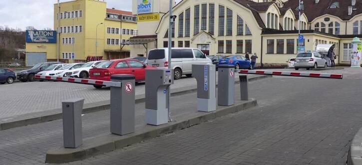 Karlovy Vary jdou s dobou. Za parkovné zaplatí řidiči kartou a závory neotvírá vrátný 