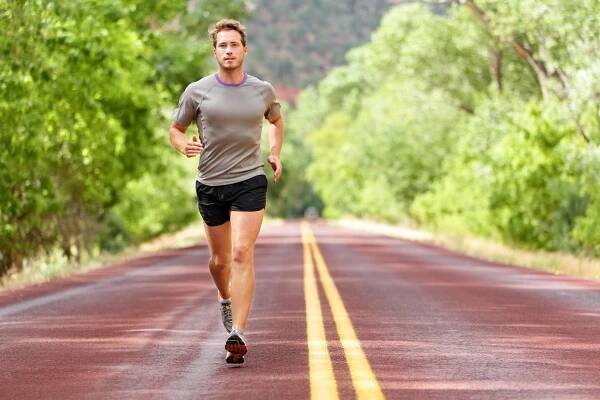 Stáhnout - Sportovec a fitness, muž, který běží na silničním výcviku pro Marathón, se v létě cvičím v intervalu vysoké intenzity. Mužský sportovec fit a zdravý aspirace. — Stock obrázek