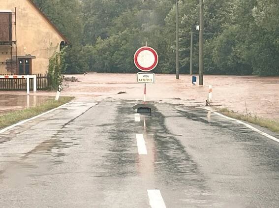 Za poslední hodiny se situace v Královéhradeckém kraji zhoršila. Povodňový stav je na 12 místech