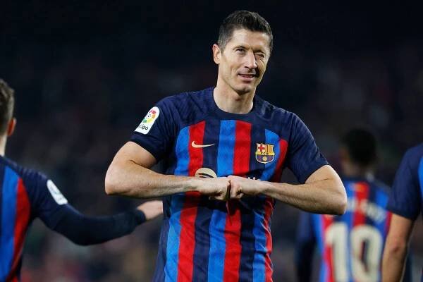 Robert Lewandowski on target as Barcelona beat Cadiz to restore LaLiga lead