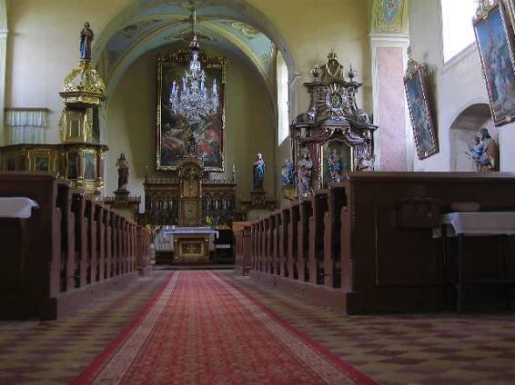 Interiér sedloňovského kostela Všech Svatých (foto Jiřka Dvořáková)