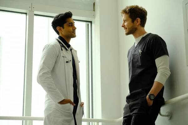 Doktoři - Spolubojovník - Z filmu - Manish Dayal, Matt Czuchry
