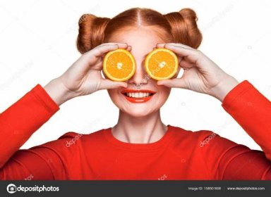 Krásná mladá dívka s pomeranči.