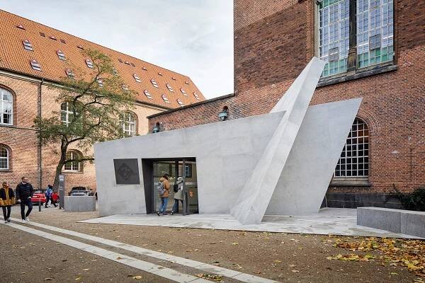The tangible entrance also signals a new era for the museum working towards making Danish Jewish History ‘more visible, accessible, and relevant today.’ | Danish Jewish Museum new entrance | STIRworld
