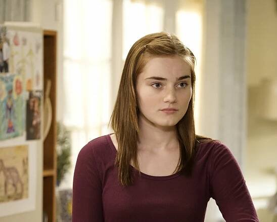 Americká manželka - Art Show - Z filmu - Meg Donnelly