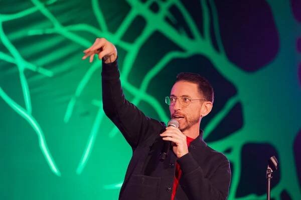 Neal Brennan: Šíleně dobrý (2024)
