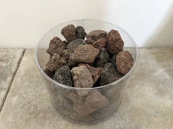 Lávová drť, hnědo-černá 16-32 mm, dóza 1,5l (cca 1,5kg)