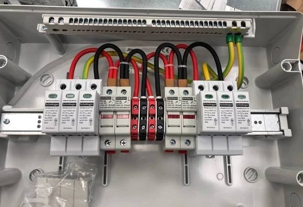 DC Rozvaděč FVE + T1/T2 - 2 STRINGY - S vývody na svorky