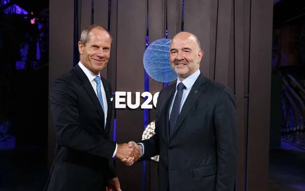 Soubor:Informal meeting of economic and financial affairs ministers (ECOFIN). Handshake, Eurogroup Toomas Tõniste and Pierre Moscovici (36840345260).jpg