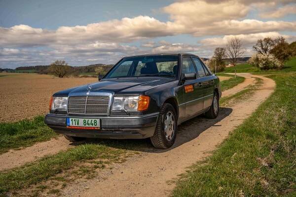 Je nezapomenutelná W124 nejkvalitnější mercedes-benz všech dob? Nebo dokonce nejlepší auto všech dob? Moderní konkurenci zesměšní určitě