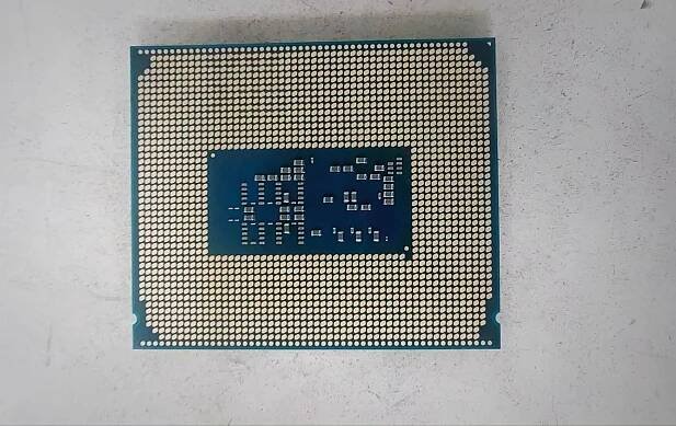 Core Ultra 7 265K v CPU-Z: vícejádrově +4,8 %, jednojádrově -2,2 % vs. i7-14700K