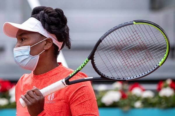 To hovor Bohu, odvrkla rozhodcovi. Venus Williamsová podľahla Schmiedlovej